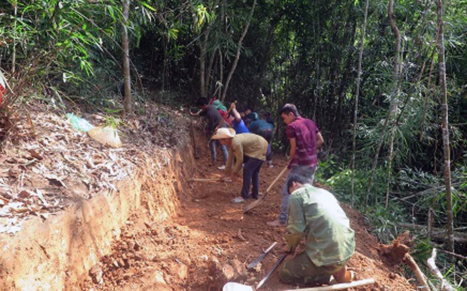 Hơn 700 người cùng góp sức mở đường xuyên bản làng - 6 
So với năm 2017 mở đường từ bản Con Phen vào bản Huồi Pủng dài 7km đường dốc, đá nhiều... Tuy nhiên, lần này chủ yếu là đất sét, mềm và dễ đào hơn, nhưng có lúc gặp những hòn đá lớn, hay đi qua rừng nứa rất khó đào, có nhiều đoạn đường dốc quá phải bạt ta luy cao đến hơn 1 mét hay phải đào hạ độ cao từ 1-1,5 m.…