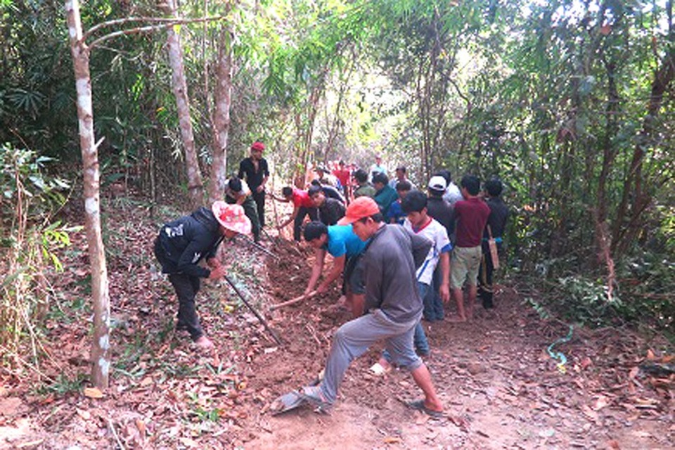 Hơn 700 người cùng góp sức mở đường xuyên bản làng - 7 
Dọc toàn tuyến, chúng ta bắt gặp một không khí làm việc sôi nổi, khẩn trương. Người người, nhà nhà đều thi đua làm việc bằng hai, bằng ba để phấn đấu về đích sớm hơn thời gian dự định.