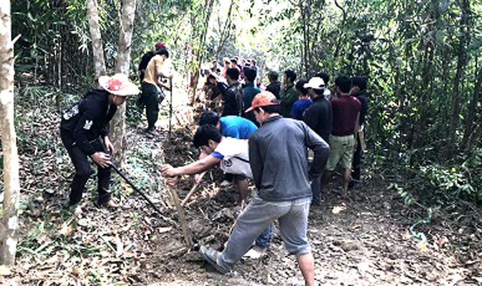 Hơn 700 người cùng góp sức mở đường xuyên bản làng - 8 Năm nay xã huy động hơn 700 lao động của 5 bản Tủng Hốc, Huồi Cọ, Con Phen, Bản Xàn và Huồi Pủng. Với con số này thì gấp 2,5 lần chỉ tiêu huyện giao, trong đó lực lượng cán bộ xã 30 người, cán bộ y tế 5 người, có nhiệm vụ mở tuyến chính đi từ Trung tâm xã đấu nối vào đường Yên Tĩnh (xã Yên Tĩnh) - Hữu Khuông tại điểm Bản Xàn, dài 7,2 km, trong thời gian 5 ngày.