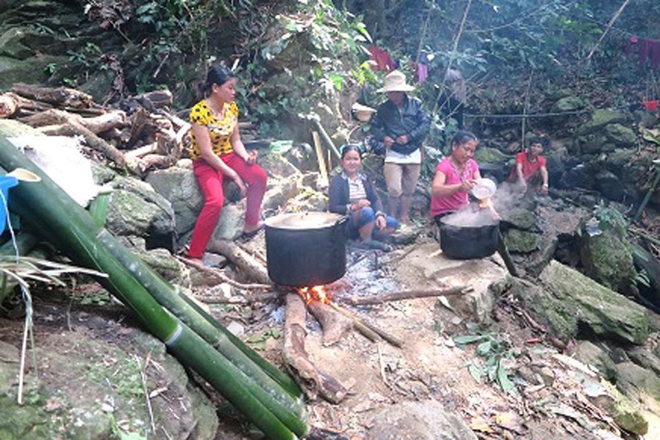 Hơn 700 người cùng góp sức mở đường xuyên bản làng - 4 Mỗi bản chia thành các tổ. Tổ thi đào đường và tổ “anh nuôi” từ 4-5 người, có nhiệm vụ nấu ăn và tiếp nước cho những người đào đường trên công trường.
