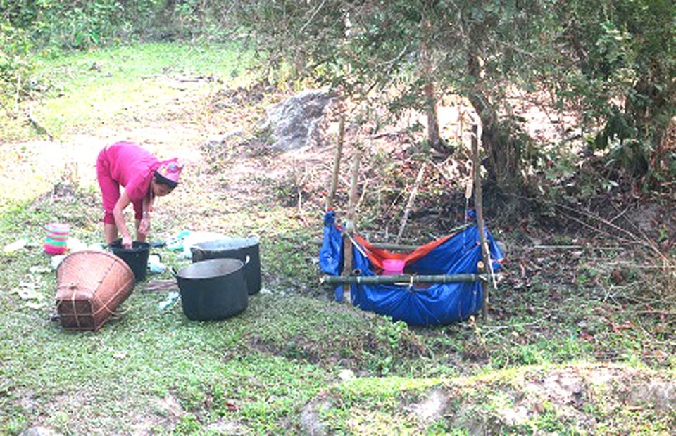 Hơn 700 người cùng góp sức mở đường xuyên bản làng - 2 Bà con phải dùng ống nhựa để dẫn nước từ những con suối cách lán nửa cây số về để sinh hoạt. Nước được giữ trong những cái “bể” tạm bợ làm bằng những tấm bạt như thế này.