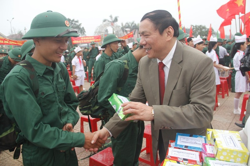 
Bí thư Tỉnh ủy Quảng Trị - ông Nguyễn Văn Hùng tặng quà cho các chiến sĩ
