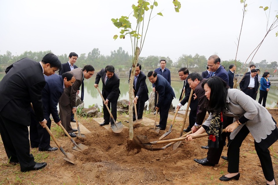 Để Tết trồng cây thực sự có ý nghĩa - 1
Các đồng chí lãnh đạo tỉnh Phú Thọ trồng cây tại Đền thờ Quốc Tổ Lạc Long Quân,