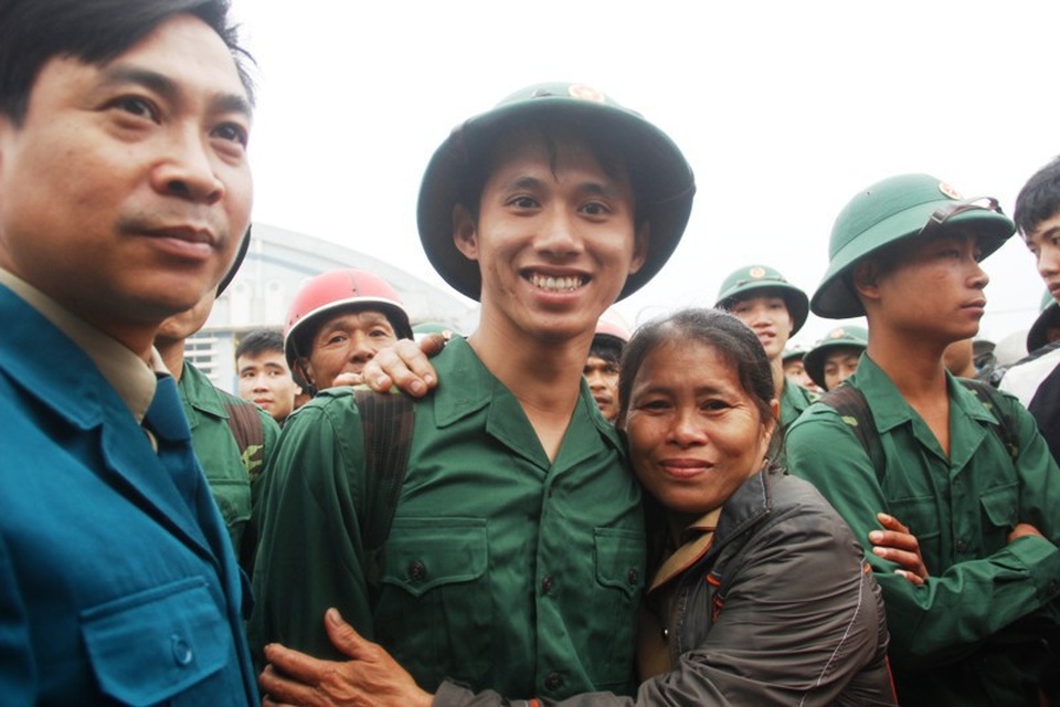 Người mẹ ôm chặt con trai trước giờ con lên đường làm nhiệm vụ
