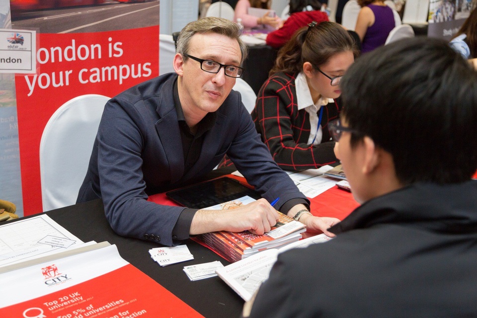 Hỗ trợ tài chính cho du học sinh đi Anh Quốc trong năm 2018 - 2