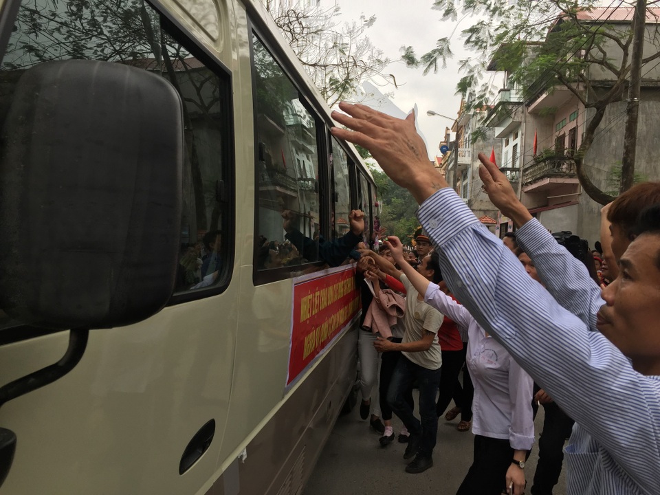 Những cái vẫy tay đầy lưu luyến tiễn chân các tân binh Bắc Ninh.