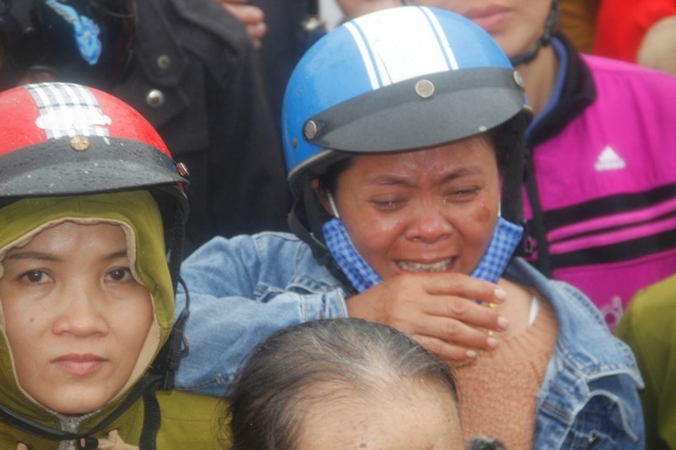 Nhiều người mẹ không kìm nén được cảm xúc khi tiễn con.