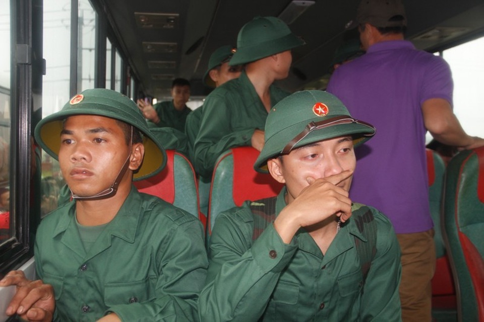 Chiến sĩ giấu tâm trạng, cảm xúc khi chia tay người thân. (Ảnh: Đăng Đức)