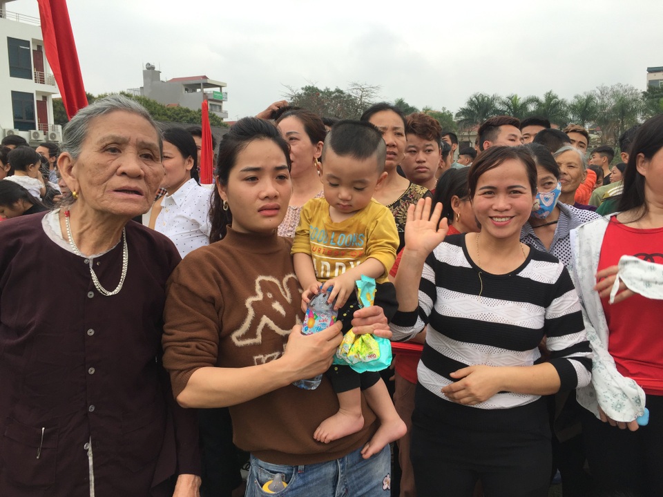 Nước mắt người thân. (Ảnh: Bá Đoàn)