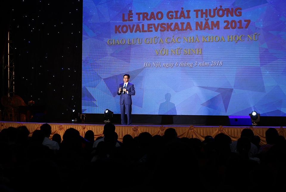 Phó Thủ tướng Vũ Đức Đam gặp câu hỏi “khó” của nhiều nữ sinh viên - 1
Phó Thủ tướng Vũ Đức Đam tại buổi giao lưu