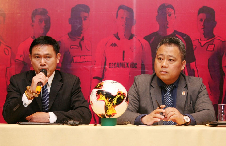 VPF sẵn sàng hầu toà cùng Next Media, để giải quyết bản quyền V-League - 1 Chủ tịch VPF Trần Anh Tú (trái) tiết lộ hợp đồng bản quyền truyền hình giữa VPF trước đây với Next Media có nhiều bất cập (ảnh: H.D)