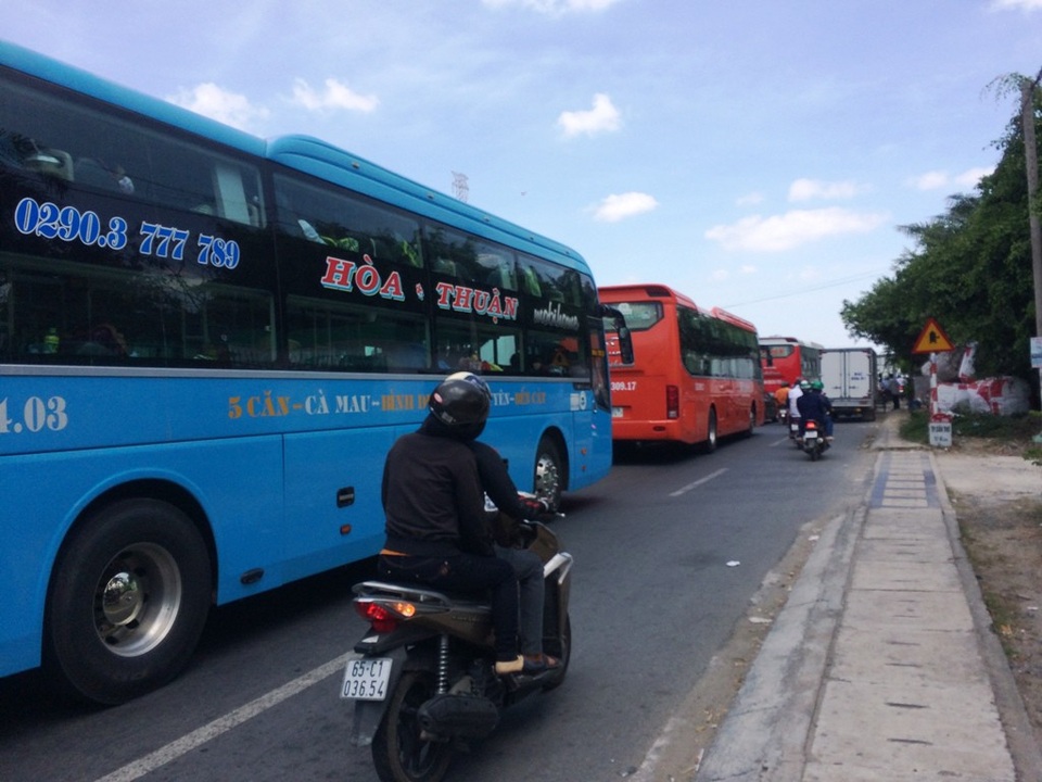 Tài xế phản đối trạm Cần Thơ - Phụng Hiệp vì "đi 5km đóng 140.000" - 4 Tài xế phản đối trạm Cần Thơ - Phụng Hiệp vì "đi 5km đóng 140.000" - 4