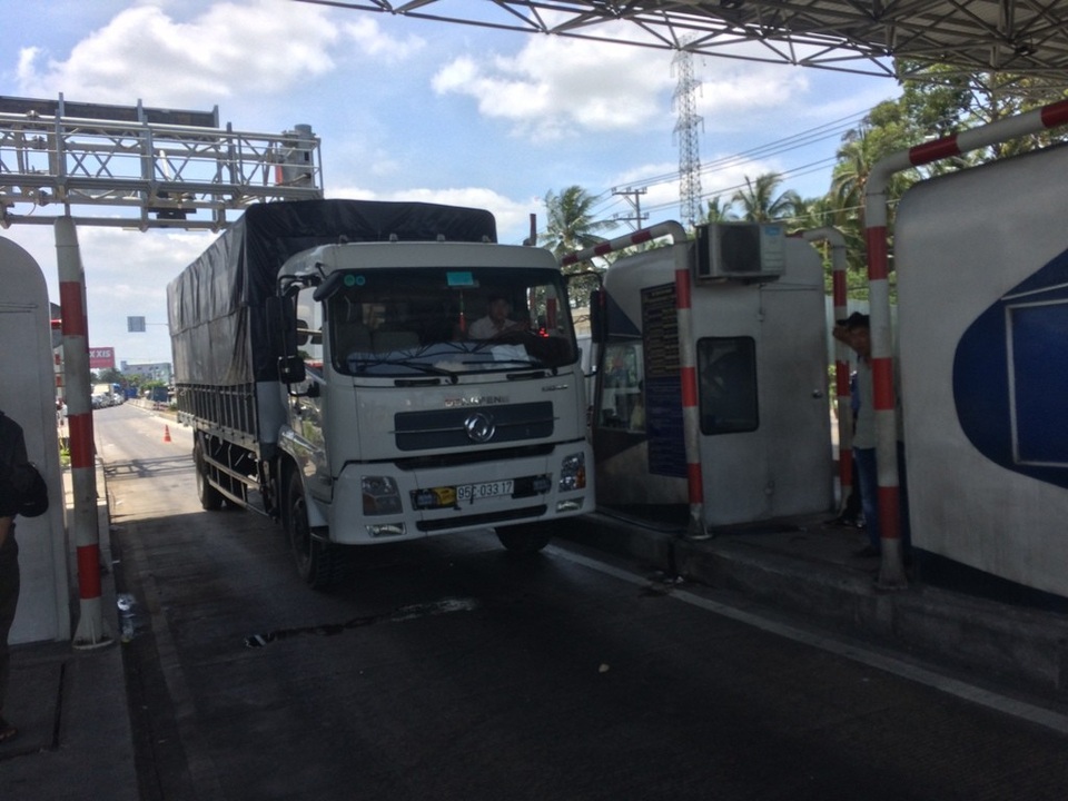 Tài xế phản đối trạm Cần Thơ - Phụng Hiệp vì "đi 5km đóng 140.000" - 2 Tài xế phản đối trạm Cần Thơ - Phụng Hiệp vì "đi 5km đóng 140.000" - 2