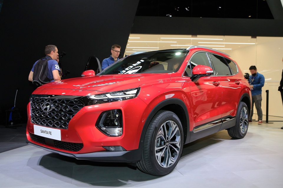 Hyundai xác nhận sẽ có phiên bản hybrid cho Santa Fe - 1
Hyundai Santa Fe thế hệ mới ra mắt thị trường châu Âu sau khi đã trình làng ở quê hương Hàn Quốc cách đây 2 tuần