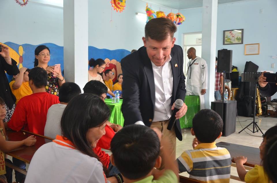 Nữ binh sĩ Mỹ xúc động hát cùng trẻ nhỏ nạn nhân chất độc da cam Đà Nẵng - 2 Ông Timothy Liston - Phó Tổng lãnh sự Mỹ tại TP. Hồ Chí Minh cùng thủy thủ đoàn tàu sân bay Mỹ đến thăm các em nhỏ ở Hội Nạn nhân chất độc da cam TP. Đà Nẵng