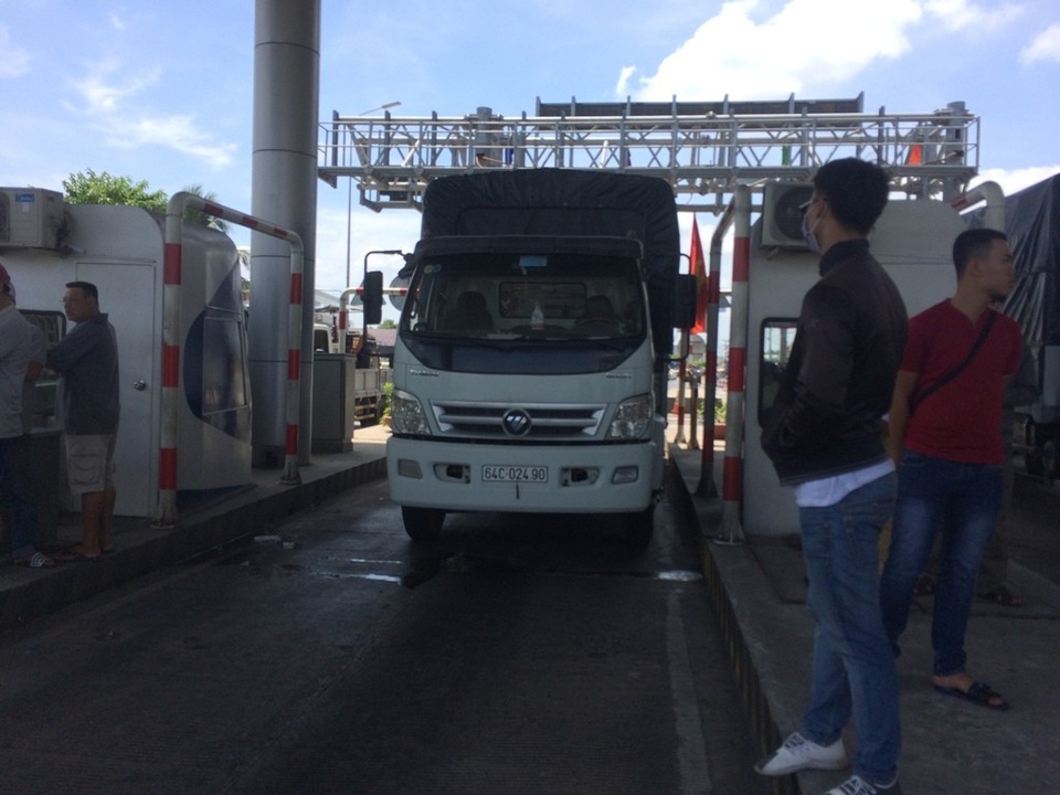 Tài xế phản đối trạm Cần Thơ - Phụng Hiệp vì "đi 5km đóng 140.000" - 1 Xe tải dừng lại trạm thu phí để phản đối về mức thu phí chưa hợp lí của anh Tô Hoài Nam