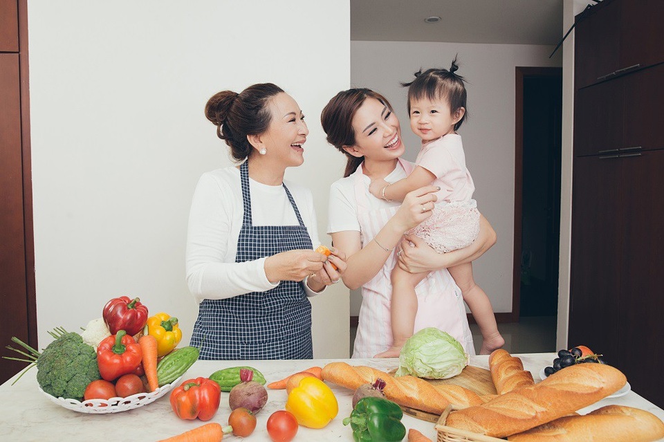 Tan chảy với bộ ảnh 8/3 của 3 thế hệ gia đình Á hậu Diễm Trang - 9