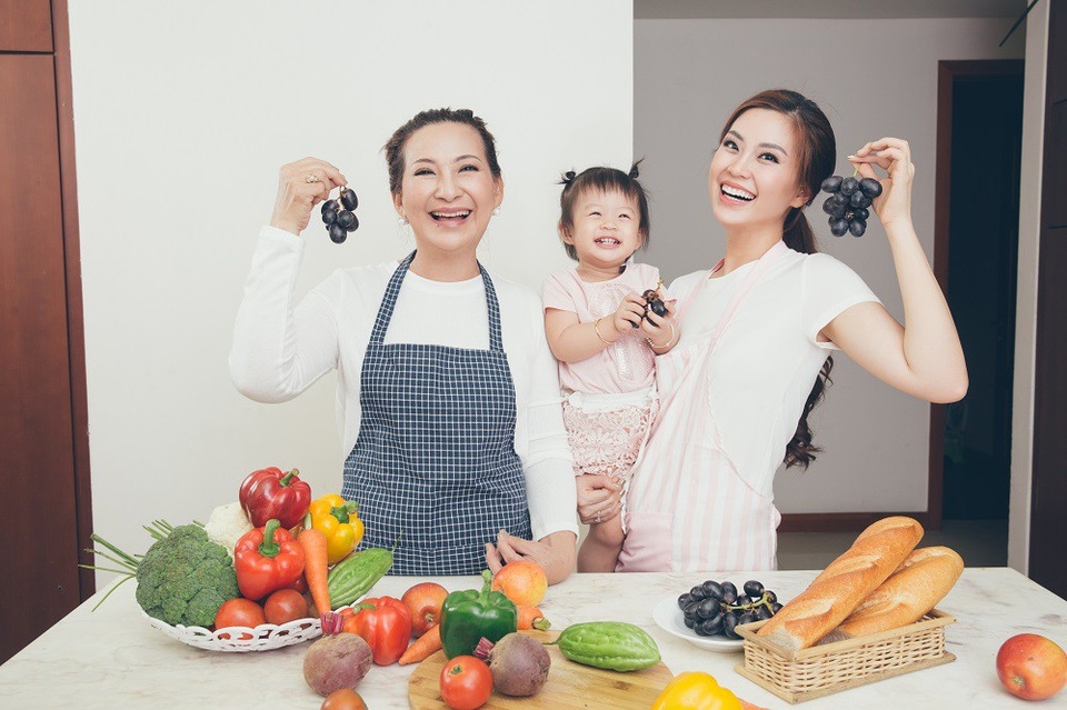 Giây phút hạnh phúc của đại gia đình khi được quây quần “giữ lửa” cho căn bếp.