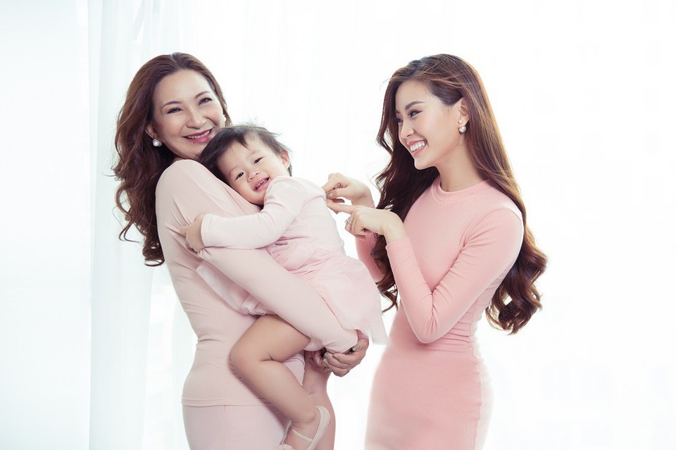 Tan chảy với bộ ảnh 8/3 của 3 thế hệ gia đình Á hậu Diễm Trang - 3