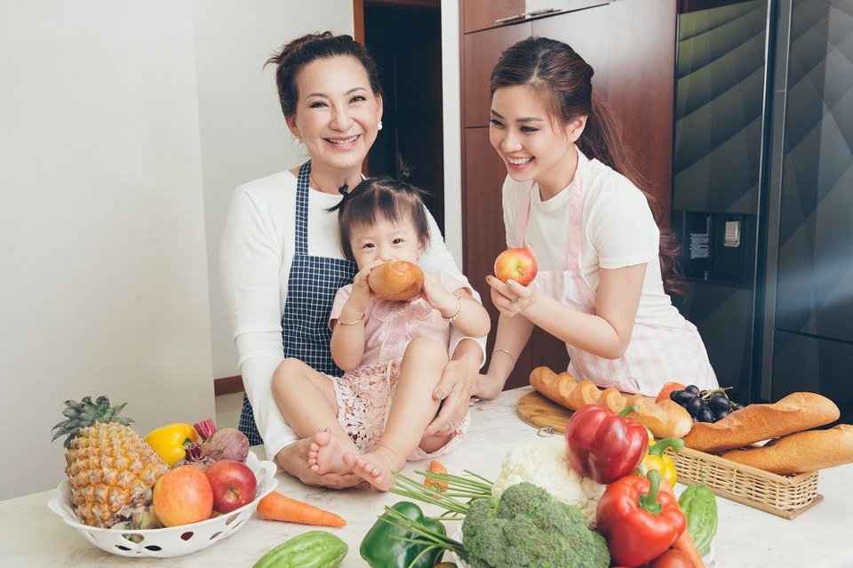 Tan chảy với bộ ảnh 8/3 của 3 thế hệ gia đình Á hậu Diễm Trang - 10