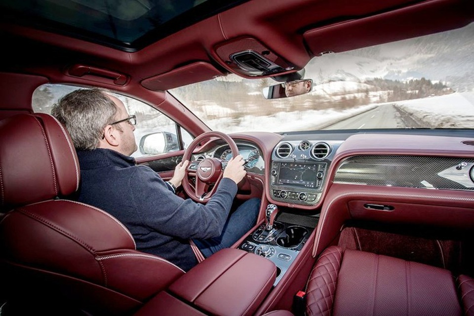 Bentley Bentayga chính thức “mượn” động cơ của Porsche Cayenne Turbo - 3 Bentley Bentayga chính thức “mượn” động cơ của Porsche Cayenne Turbo - 3