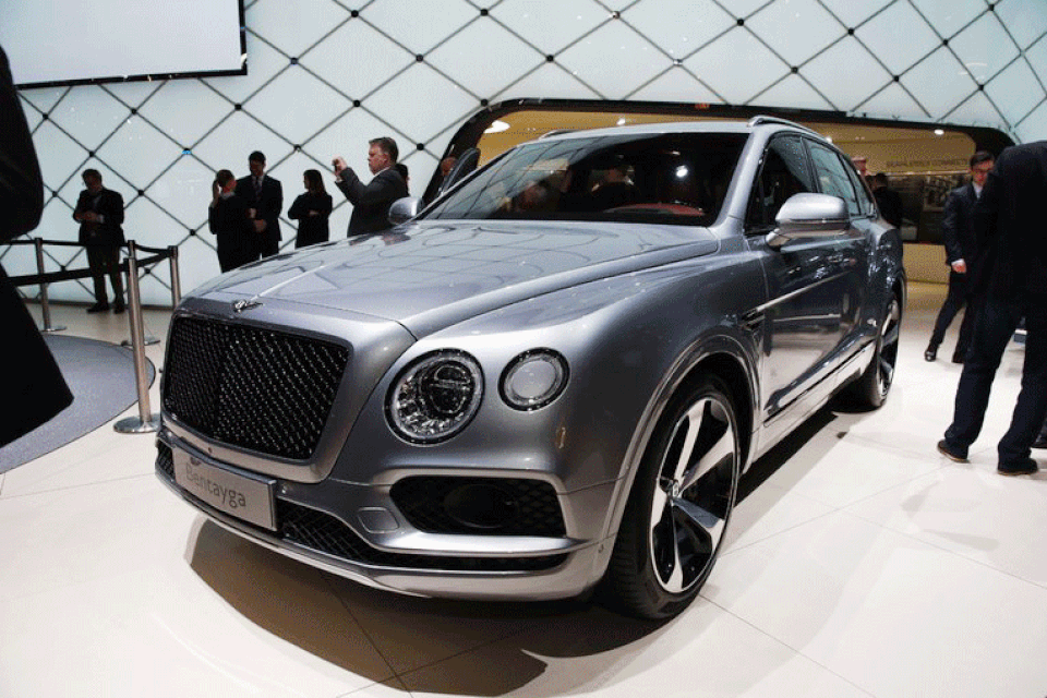 Bentley Bentayga chính thức “mượn” động cơ của Porsche Cayenne Turbo - 1
Bentley Bentayga V8 tại Triển lãm ô tô Geneva 2018 đang diễn ra ở Thuỵ Sĩ
