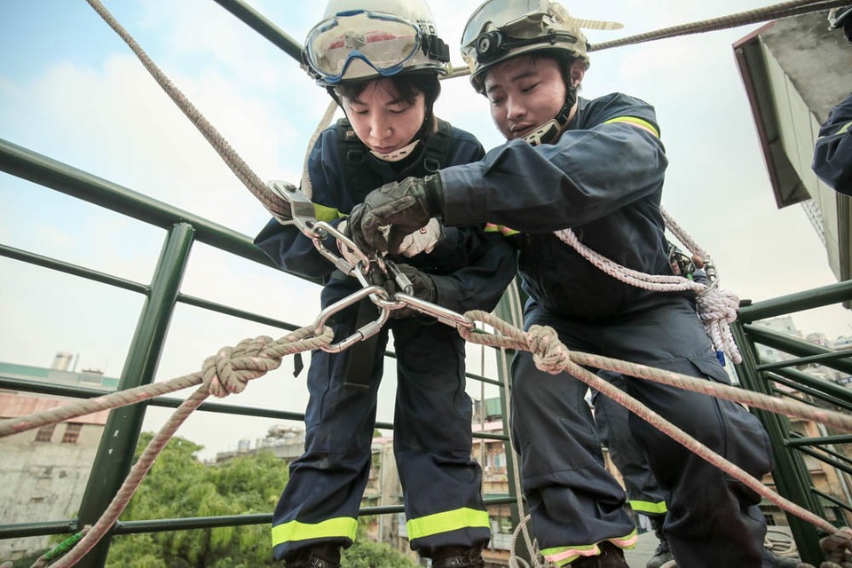 “Bông hồng thép” của đội Cảnh sát Phòng cháy chữa cháy Hà Nội - 7
Ở độ cao hàng chục mét so với mặt đất, chị Lan và đồng đội thường tập đu dây, leo tường … Phải là phụ nữ có tinh thần “thép” mới dám đu dây từ trên cao hàng chục mét xuống đất như vậy.