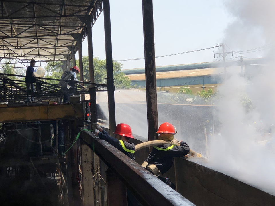 Xưởng chứa phế liệu bốc cháy ngùn ngụt giữa trưa - 6 Xưởng chứa phế liệu bốc cháy ngùn ngụt giữa trưa - 6
