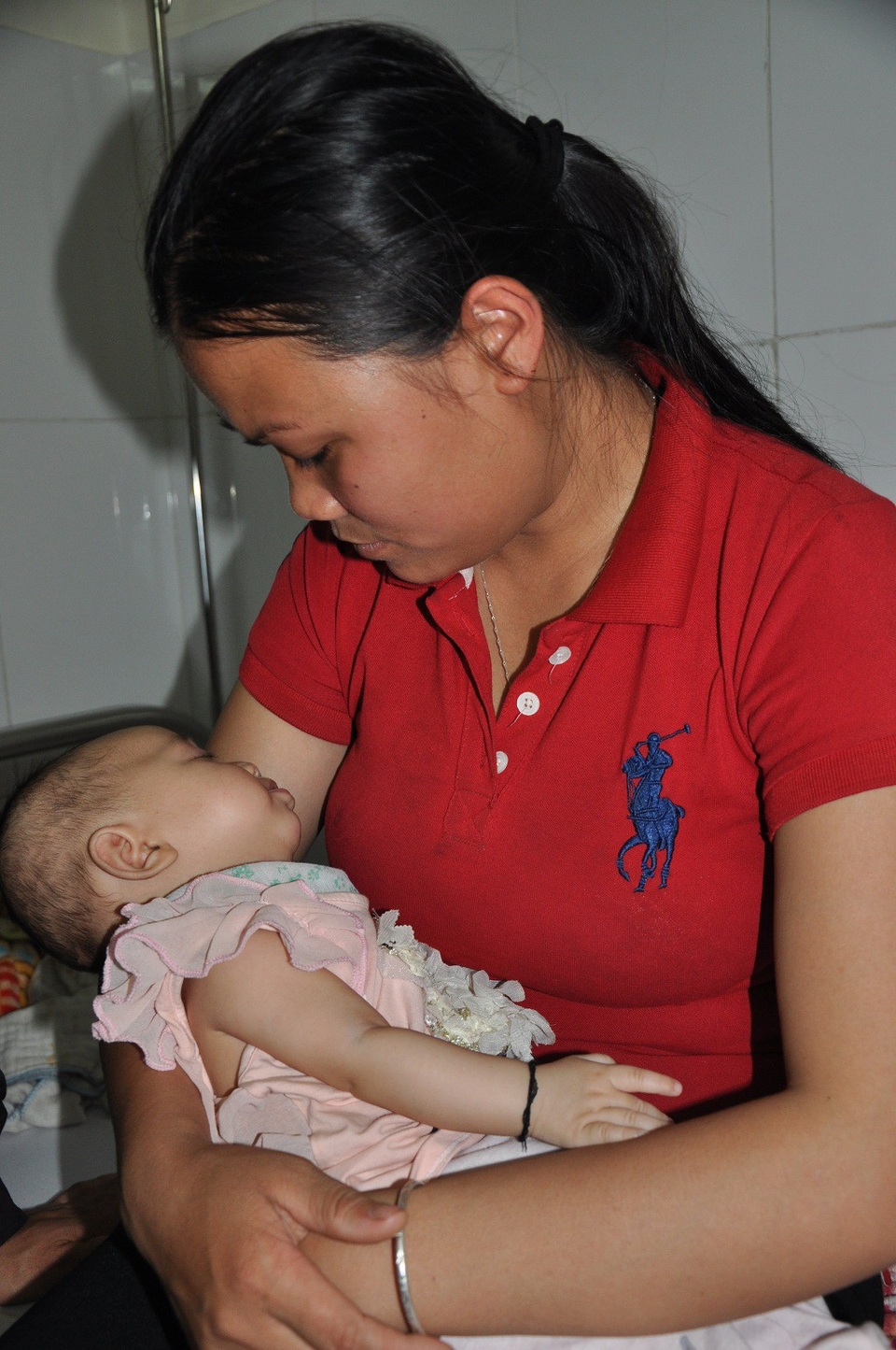 Mẹ ơi, mắt của con “trốn” đi đâu rồi? - 3 Em gái của Hùng mới 3 tháng tuổi cũng phải đến viện để kiểm tra mắt.