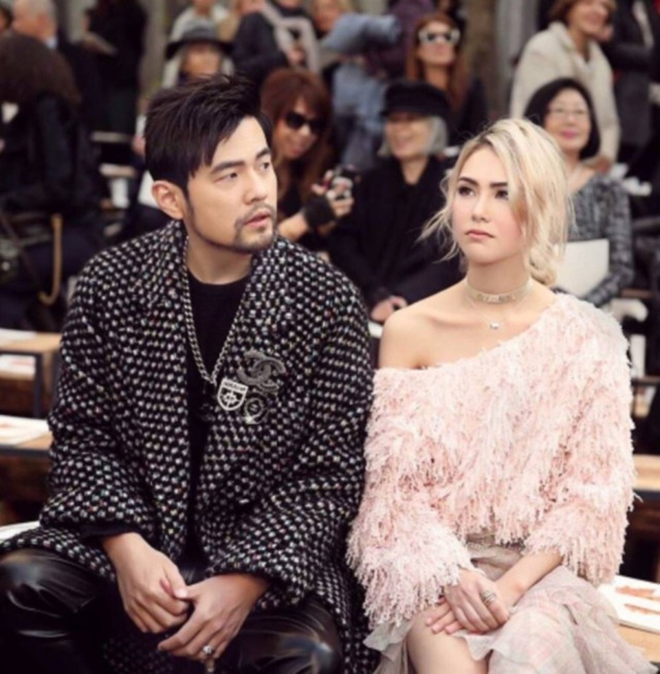 Phạm Băng Băng, Đường Yên tỏa sáng tại tuần lễ thời trang Paris - 1
Châu Kiệt Luân và vợ, người mẫu Hannah, thu hút sự chú ý của truyền thông khi xuất hiện trong show của Chanel tại tuần lễ thời trang Paris, ngày 6/3.