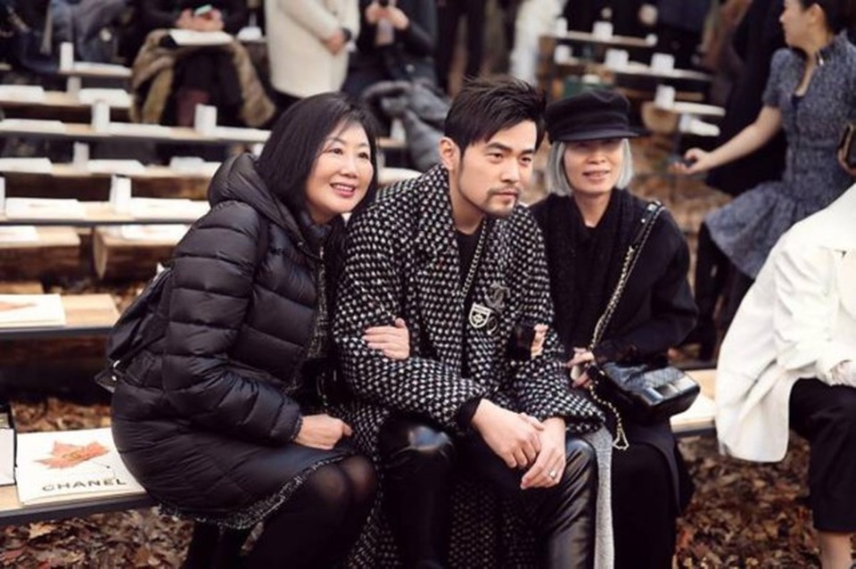 Phạm Băng Băng, Đường Yên tỏa sáng tại tuần lễ thời trang Paris - 7
Châu Kiệt Luân chụp hình kỷ niệm với một vài fan.