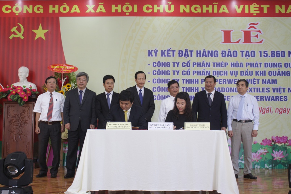 Quảng Ngãi: Đơn hàng đào tạo "khủng" với gần 16.000 nhân lực cho doanh nghiệp - 1 Lễ ký kết đặt hàng đào tạo gần 16.000 lao động cho các doanh nghiệp tại Quảng Ngãi