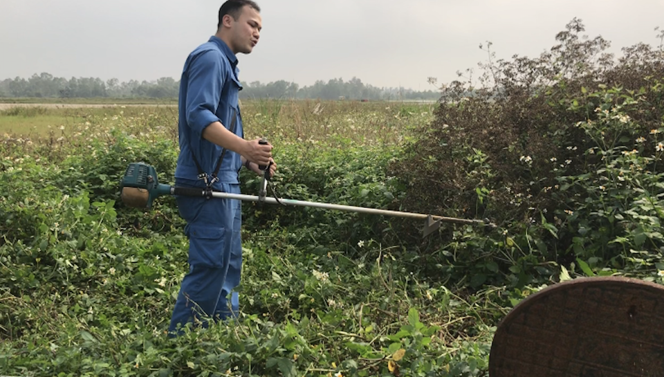 Sau vụ người tâm thần "đột nhập" máy bay: Lắp thêm chốt kiểm soát trên cao - 2 Công tác dọn dẹp cắt cỏ xung quanh hàng rào khu vực sân bay Vinh.