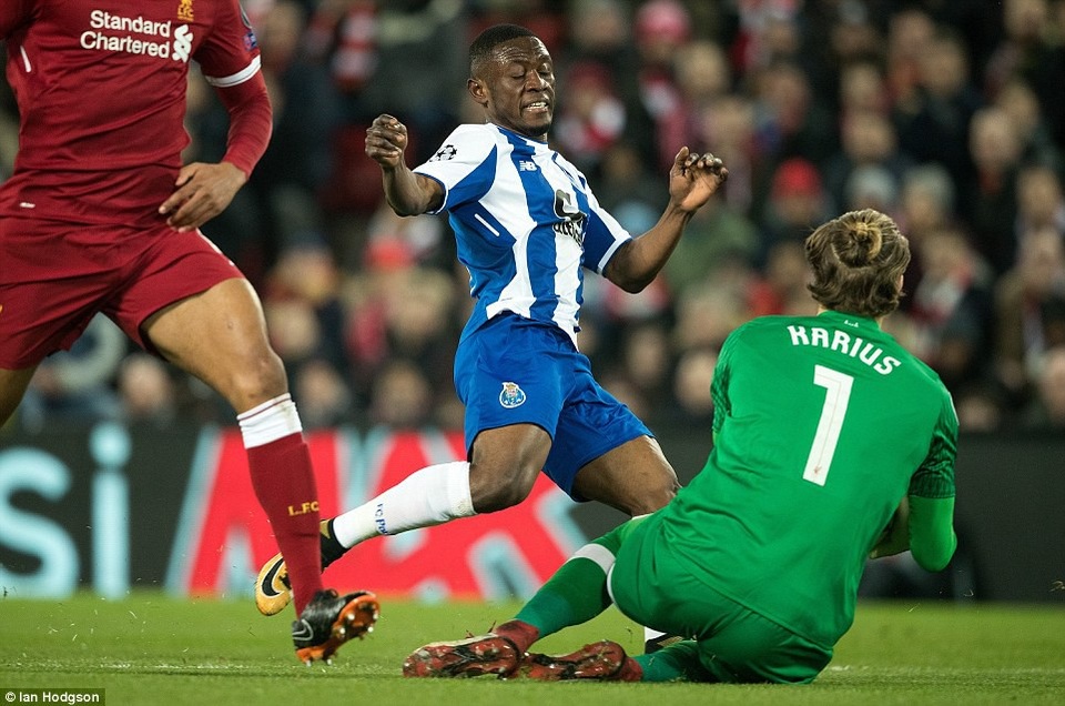 
Thủ thành Karius lao ra ngăn chặn cầu thủ Majeed Waris của Porto dứt điểm
