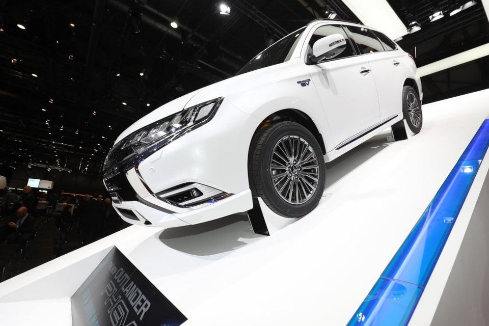 Mitsubishi Outlander PHEV có động cơ mới - 2 Mitsubishi Outlander PHEV có động cơ mới - 2