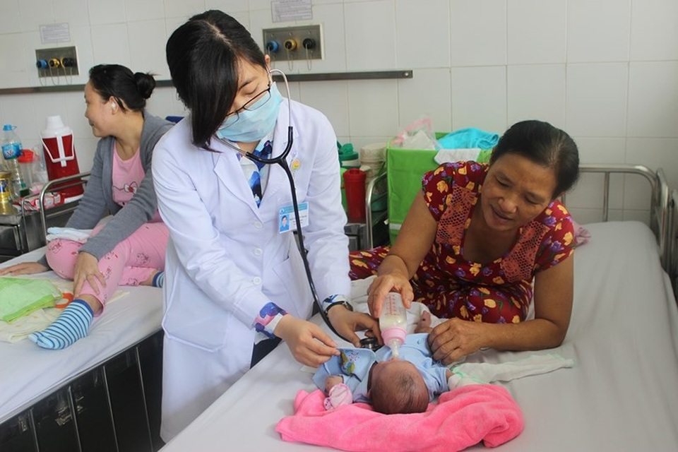 Mẹ mắc thủy đậu có được cho con bú? - 1 Bé M. (16 ngày tuổi) đang điều trị bệnh thủy đậu. Ảnh: HL