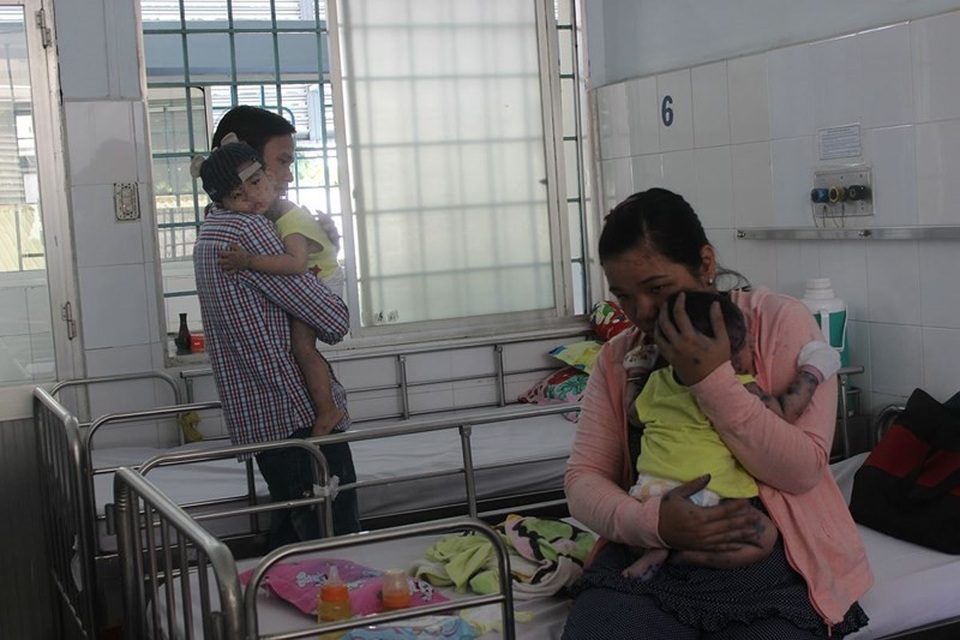 Mẹ mắc thủy đậu có được cho con bú? - 3 Các trẻ nhỏ lây bệnh từ người lớn gia tăng. Ảnh: HL