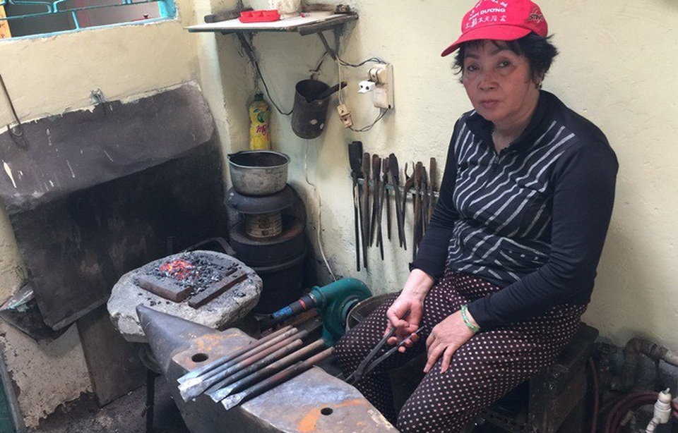 Món quà đặc biệt ngày 8/3 của nữ thợ rèn ở Sài Gòn - 4 Trui để đục được cứng và bén hơn.