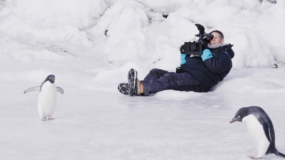 Để hạn chế các tác động của việc làm phim với môi trường, một nhóm gồm 06 người đã tới Nam Cực, phối hợp với các nhà khoa học tại trạm Scott Base để tăng thêm số lượng diễn viên cho bộ phim