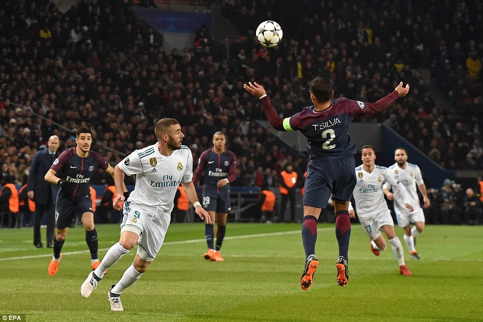 Những khoảnh khắc Real Madrid hạ đo ván PSG tại nước Pháp - 12
Trung vệ Thiago Silva trong tình huống truy cản tiền đạo Real Madrid