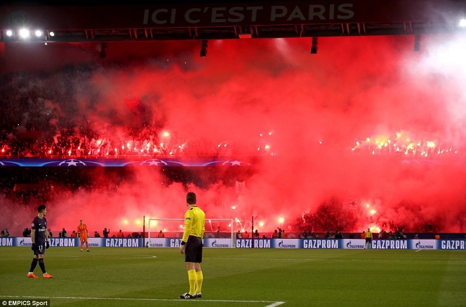Những khoảnh khắc Real Madrid hạ đo ván PSG tại nước Pháp - 9
Các cổ động viên PSG đốt pháo sáng trên sân