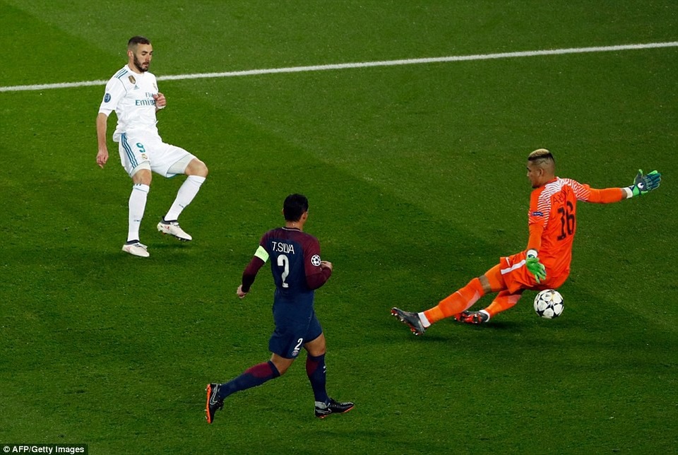 Những khoảnh khắc Real Madrid hạ đo ván PSG tại nước Pháp - 4
Benzema bỏ lỡ cơ hội, trong tình huống đối mặt thủ môn Areola