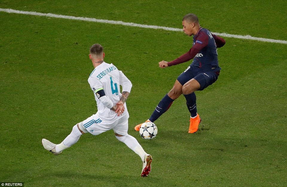 Những khoảnh khắc Real Madrid hạ đo ván PSG tại nước Pháp - 2
Ramos trong tình huống truy cản chân sút Mbappe