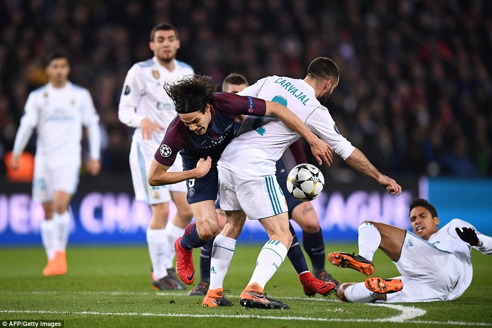 Những khoảnh khắc Real Madrid hạ đo ván PSG tại nước Pháp - 1
Trận đấu diễn ra đầy căng thẳng, Cavani trong vòng vây các hậu vệ Real Madrid