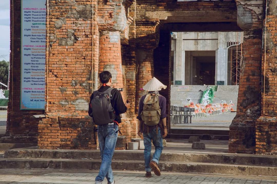 Đất lửa Quảng Trị đẹp “ngất ngây” trong phim ngắn của 9X làm về quê hương - 3 Thực hiện cảnh quay tại “Thánh địa La Vang”.