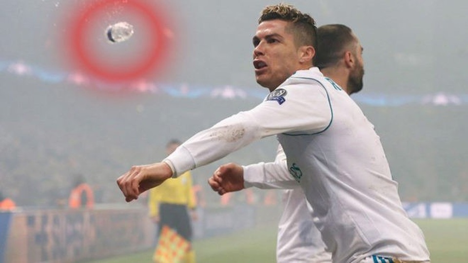C.Ronaldo suýt lĩnh trọn chai nước từ trên khán đài