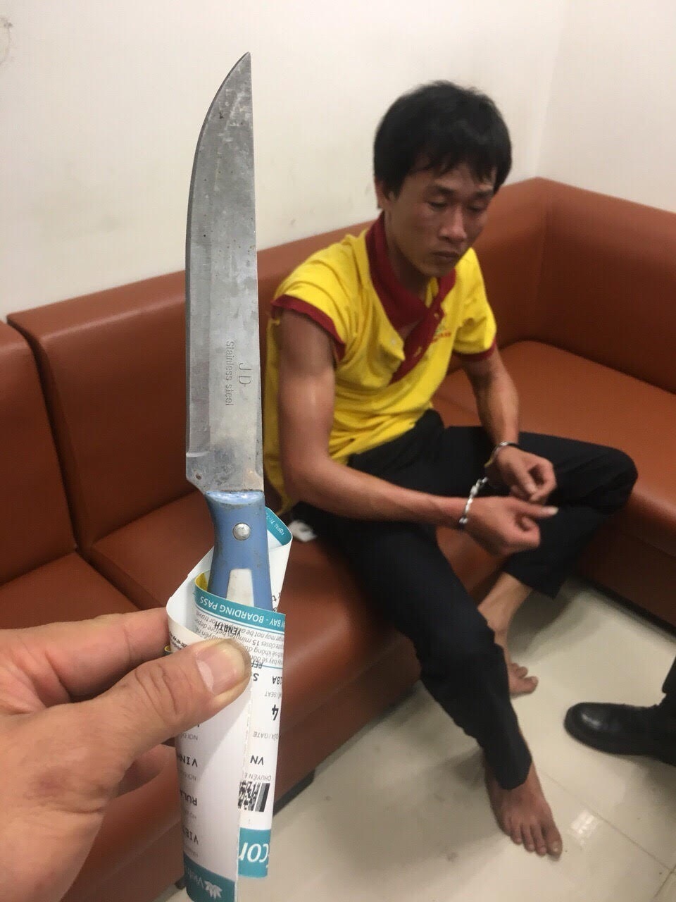 Nhân viên an ninh hàng không bị tấn công bằng dao - 1 Tài xế lái taxi dùng dao tấn công nhân viên an ninh hàng không trưa 7/3