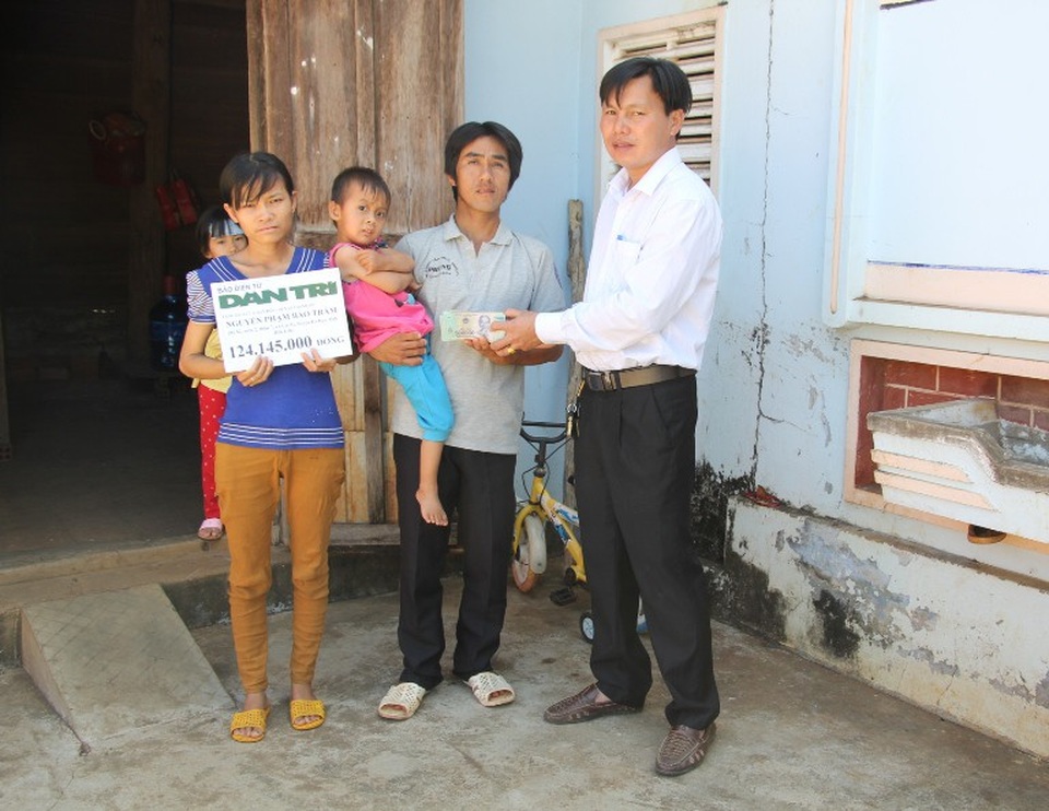 Trao trên 124 triệu đồng giúp bé Bảo Trâm được phẫu thuật - 1 Đại diện chính quyền UBND xã Cư Ni thay mặt báo Dân trí trao cho gia đình bé Bảo Trâm số tiền 124.145.000 đồng