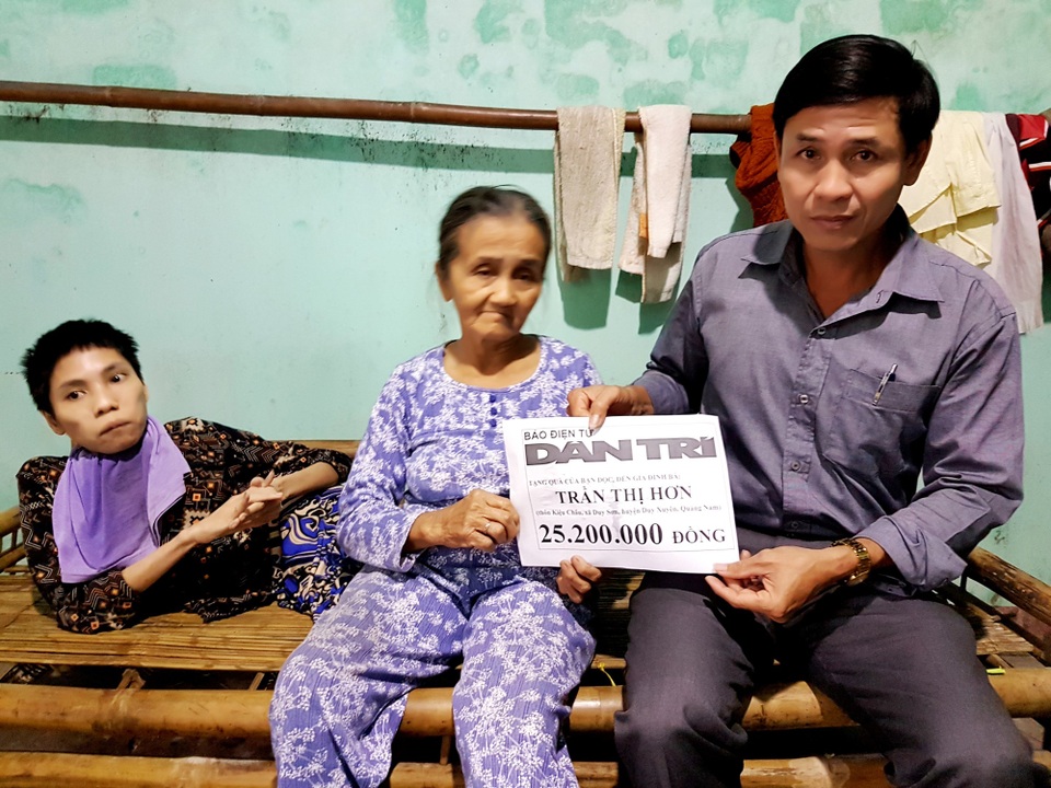 Đại diện lãnh đạo xã Duy Sơn (huyện Duy Xuyên) trao quà của bạn đọc đến bà Hơn