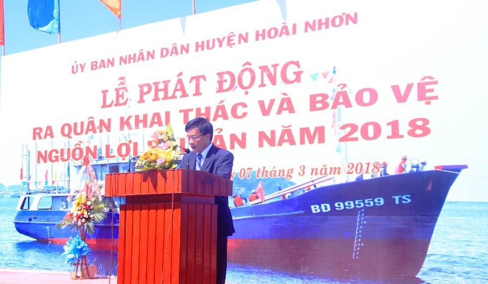 Ngư dân các làng biển ở huyện Hoài Nhơn (Bình Định) tưng bừng làm lễ phát động ra quân khai thác và bảo vệ nguồn lợi hải sản năm 2018.